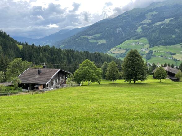 Schöne Ausblicke von Steinbach ins Tal und zum Wildkogel.