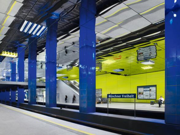 U-Bahnhof Münchner Freiheit: Ingo Maurer macht den Bahnsteig mit Deckenspiegeln zu einer Kathedrale