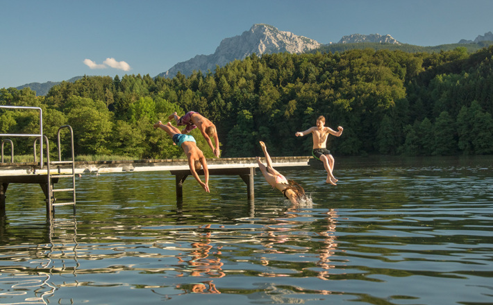 Baden mit Bergkulisse