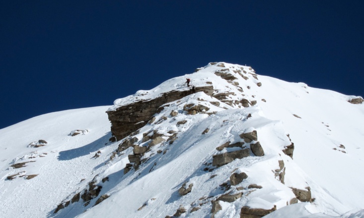Kurze Steilstufe unterhalb des Gipfels, diese kann bei genügend Schnee links umgangen werden.