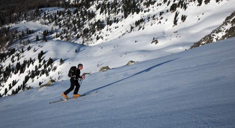 Der Aufstieg führt uns über steiles Skigelände hinauf zum Pfitscherjoch.