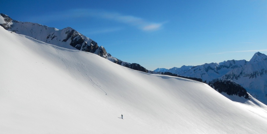 Fast am oberen Ende der großen Moräne. Unbebrührte Firnhänge soweit das Auge reicht.