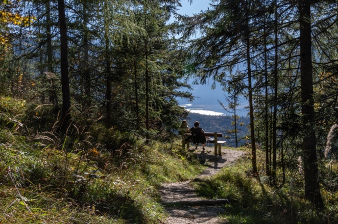Ruhebank mit Aussicht zum Königssee