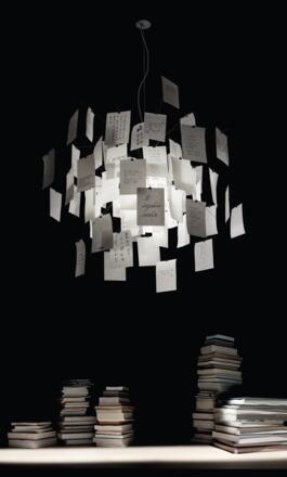 Bei Maurers Lampe "Zettel`z" verschwindet das Licht hinter einem Schwarm von Zetteln