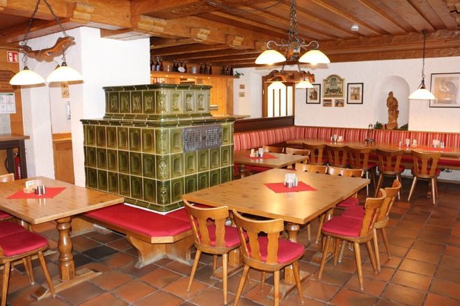 Landgasthof Schwarzberg Inzell Gaststube mit Kachelofen