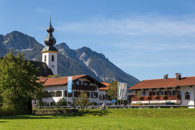 inzell sommer rathaus haus des gastes und kirche03_eh