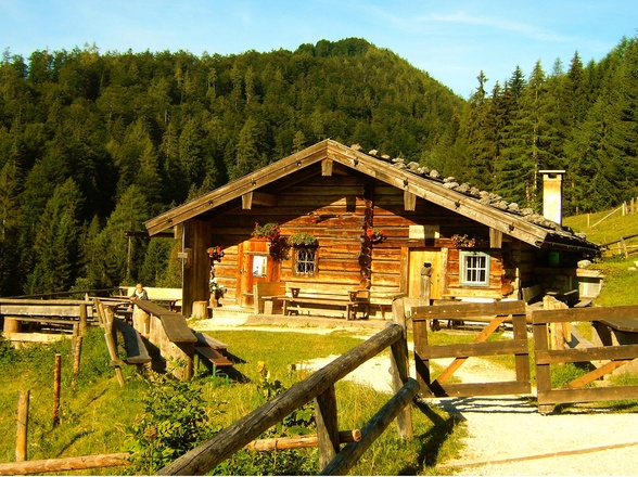 Weißbach/Inzell/Chiemgau: die Harbachalm lädt zu einer gemütlichen Almbrotzeit ein