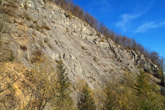 Felswand des Marmorbruchs