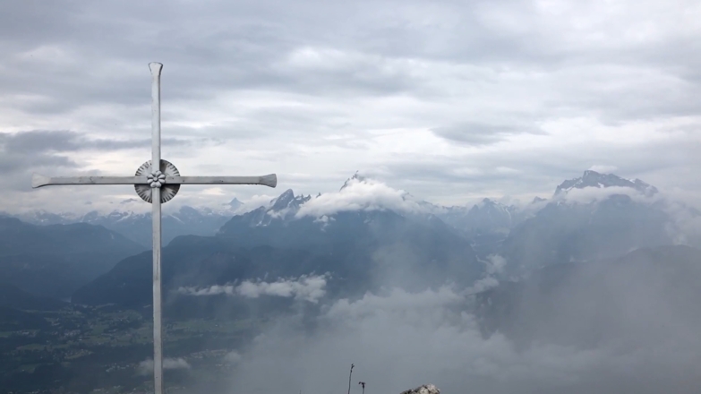 Gipfelkreuz des Rauhen Kopf mit Blick auf Watzmann und Hochkalter