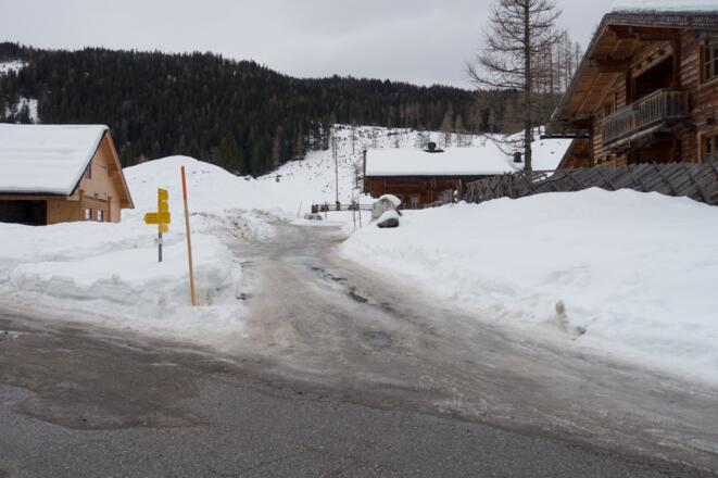 Abzweigung des Wegs zur Stubhöhe von der Zufahrtsstraße zur Vordergnadenalm
