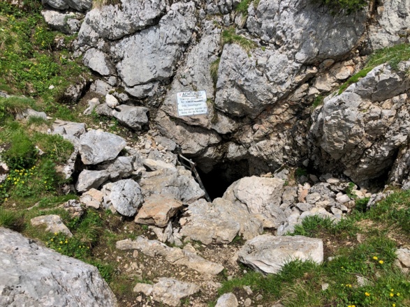 Der Einstieg zum Mittagsloch ist winzig und ein Schild verweist auf die Gefahren dieser Variante
