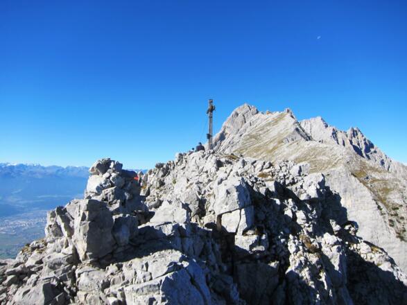 Die letzten Meter zum Gipfel des Hundskopfls, hinten die Hohe Fürleg und derr Große Bettelwurf.