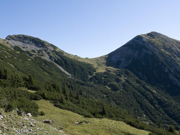 Im weiten Sattel zwischen Karkopf und Krottenkopf steht die Weilheimer Hütte.