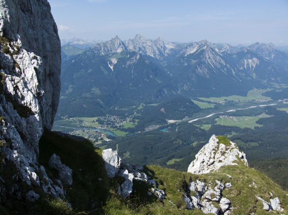 In Gipfelnähe öffenen sich großartige Blicke; hier auf das Lechtal und die Tannheimer Berge