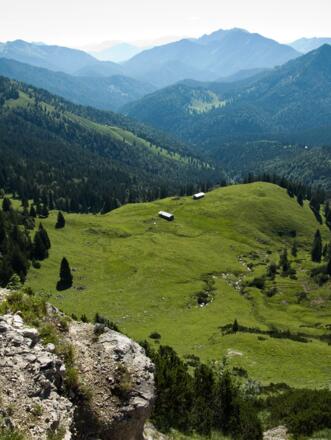 Beim Gipfelabstieg sieht man zur Bernauer Alm hinab.