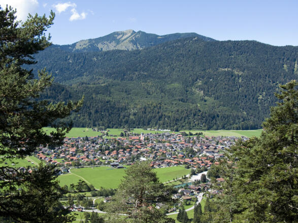 Beim Abstieg nach Farchant sieht man zur Notkarspitze, vor der sich der Schafkopf erhebt.