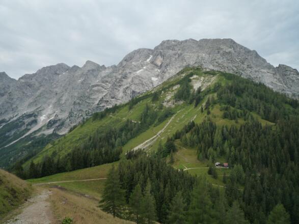 Der Eckersattel: Von hier führt der deutsche Weg serpentinenreich, der österreichische Weg in weitem Bogen hinauf zum Purtschellerhaus auf dem Eckerfirst.