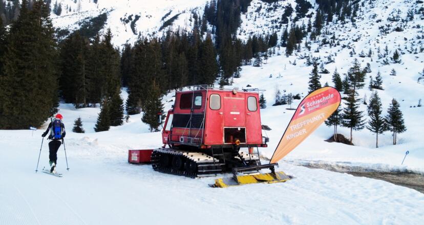 Über die Talabfahrt des Skigebietes Schlick 2000 kommen wir gemütlich bis zur Schlicker Alm.