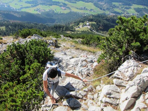 Die erste Seilsicherung. Unten die Hinterhornalm, unser Ausgangspunkt.