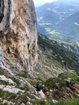 Blick aus dem Mittagsloch mit der steilen Wand des Hochthrons
