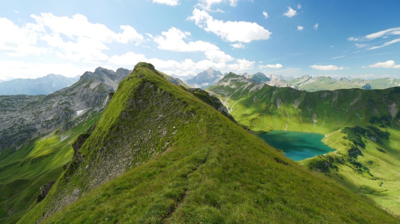 Auf dem Pfad hinauf zum Knappenkopf mit Blick auf den Schrecksee