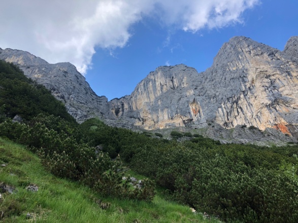 Blick auf Mittagsloch (Mitte links) und die Südwände des Berchtesgadener Hochthrons