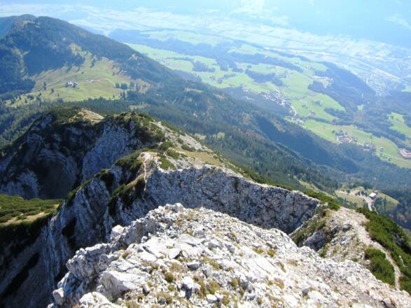 Blick zurück auf den Gratverlauf. Links unten die Walderalm, gut sichtbar auch der Zustieg zum Felix-Kuen-Klettersteig.