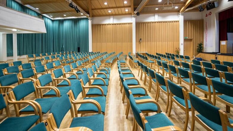 Stuhlreihen im Ralph Benatzky Saal