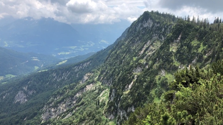 Blick vom Gatterl auf den Stöhrweg und die Almbachwand