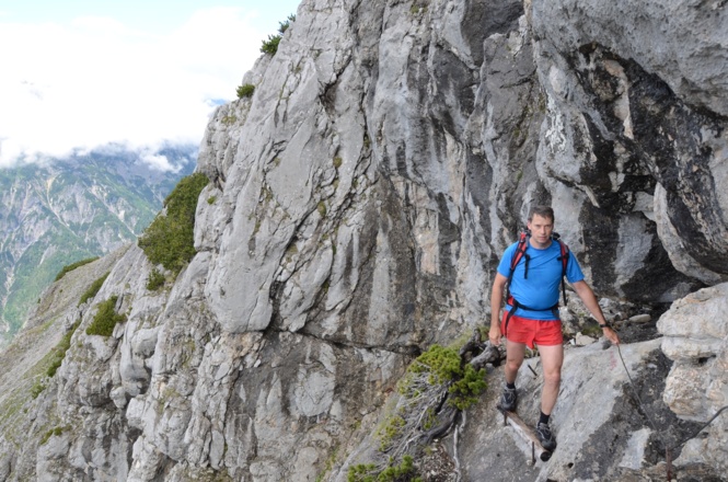 Eine kurze ausgesetzte Passage ist die Schlüsselstelle der Hochkogelsteigs.