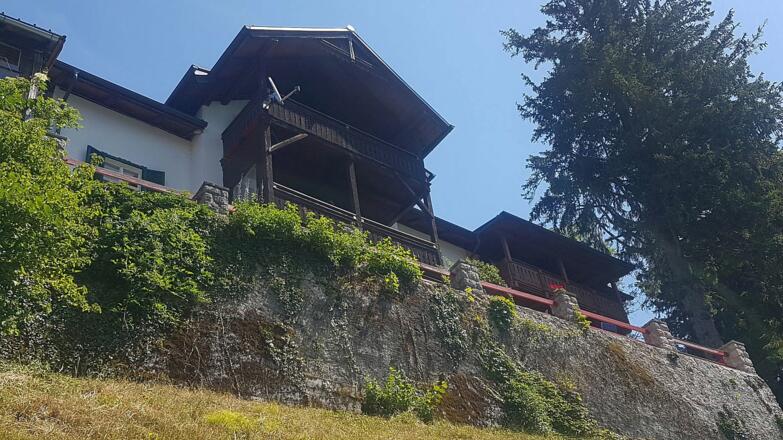 Haus am See auf der Anhöhe