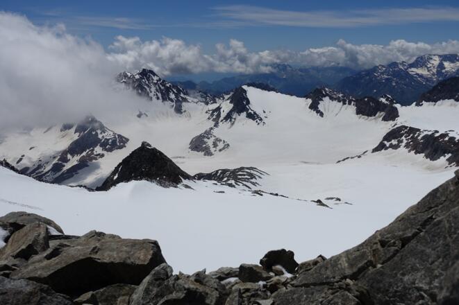 Blick vom Gipfelgrat zum Becherhaus