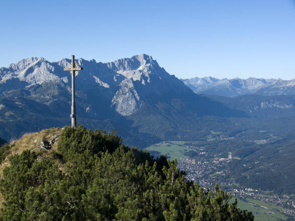 Der Hohe Fricken vor der Zugspitze; unten sieht man nach Garmisch-Partenkirchen