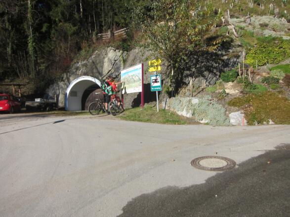 Gleich rechts vom Parkplatz geht es los
