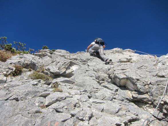 ... den weiteren Wegverlauf. Stahlseile und einige Klammern ...