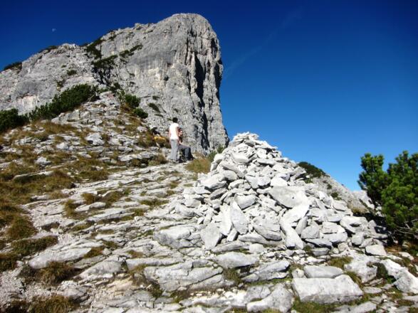 ... erreichen wir die Weggabelung, an der sich Normalweg (Ostgrat) und Zustieg zum Felix-Kuen-Klettersteig trennen.