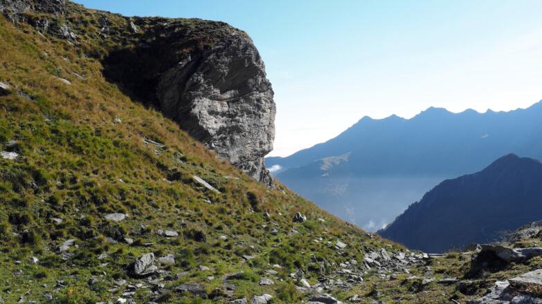 Pfadspur links um den Felsen ~2350m