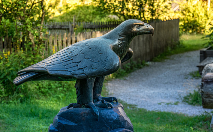 Adlerstatue am Eingang zum Tal der Adler