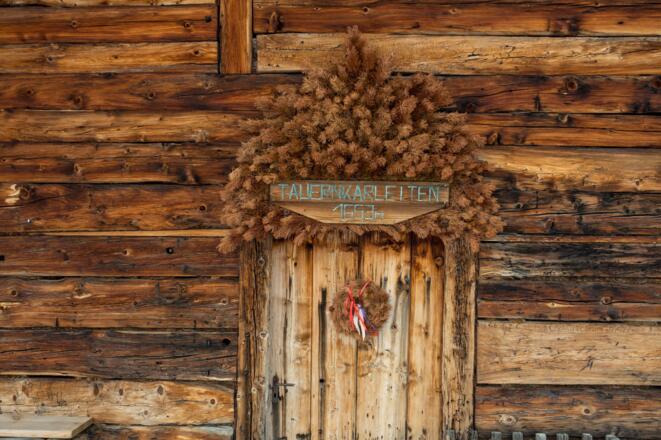 Eingangstür zur Hütte auf der Tauernkarleitenalm
