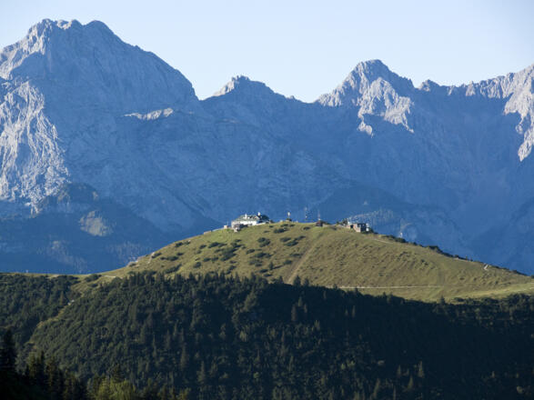 Ausblick vom Fricken über den Wankgipfel zur Zugspitze