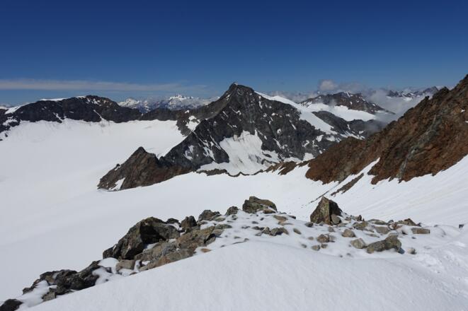 Blick vom Gipfelgrat zu Müllerhütte, Wilder Pfaff und Zuckerhütl. links dahinter die Wildspitze