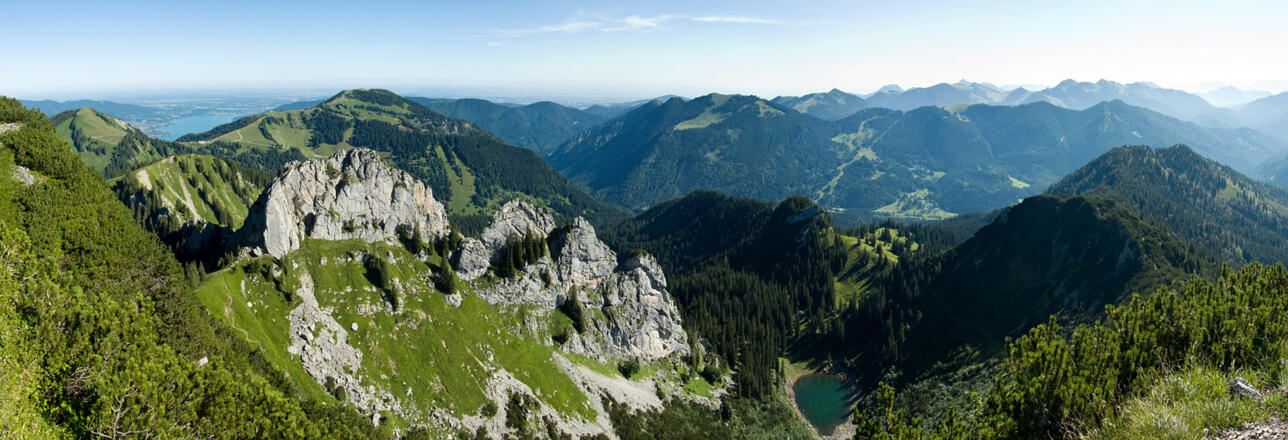 Panoramablick vom Risserkogel nach Norden auf Setzberg, Tegernsee, Wallberg und Blankenstein