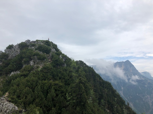 Blick zum Gipfel des Rauhen Kopfes mit Berchtesgadener Hochthron im Hintergrund