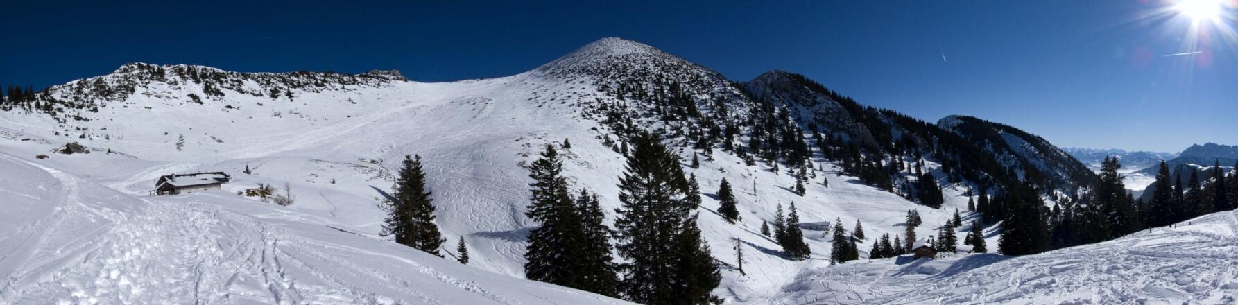 Der Weitwinkelblick über die Oberkaseralm zum Geigelstein mit seinen schönen Skihängen