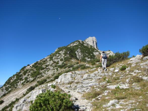 Nach der Schotterreise und einer Steilstufe erreichen wir den Gratrücken. Die Stange markiert den Höhenpunkt 1918 m.