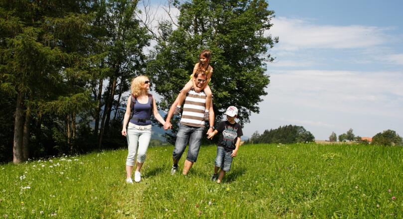 Familie wandert in Oberschliebach auf den Spuren des Honigs
