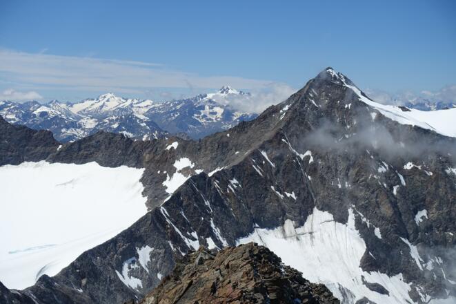 Blick vom Wilden Freiger zu Wilder Pfaff und Zuckerhütl, dahinter links Wildspitze und Weißkugel