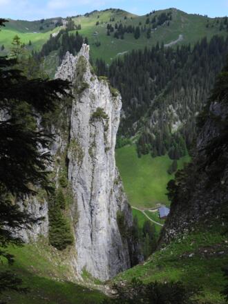 Dazwischen immer wieder mal doch extrem steile Felswände
