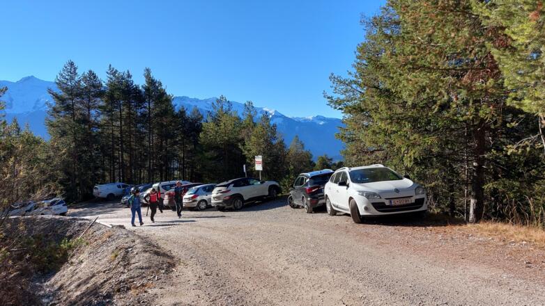 großer Gratisparkplatz kurz vor dem Strassberghaus