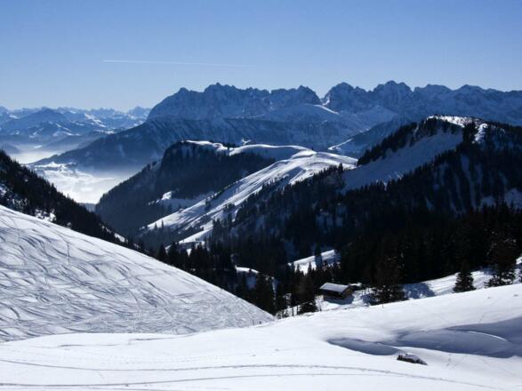 Schon während des Aufstiegs brilliert der Geigelstein mit prächtigen Ausblicken auf das Kaisergebirge.